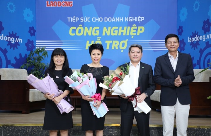 Tổng Biên tập Báo Lao Động Nguyễn Ngọc Hiển tặng hoa các khách mời tham dự buổi tọa đàm. Ảnh: Tô Thế