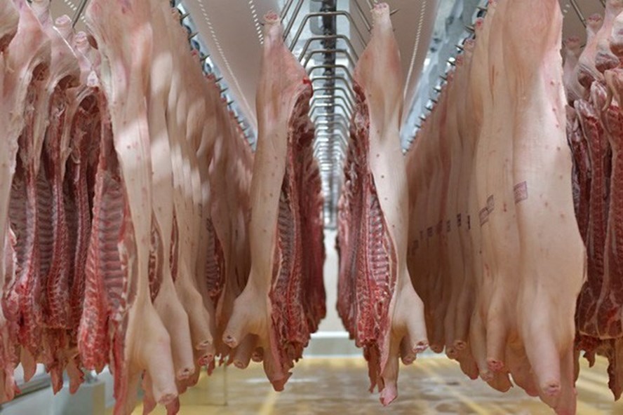 Bộ Nông nghiệp và Phát triển nông thôn và Bộ Công thương thống nhất phương án xem xét, nhập khẩu thịt lợn để đảm bảo nguồn cung. Ảnh: Kh.L
