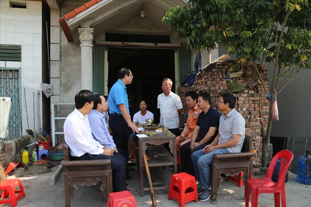 Đồng chí Đỗ Đức Hùng - Phó Chủ tịch Công đoàn Điện lực Việt Nam (thứ ba từ trái sang) động viên gia đình đoàn viên bị hoả hoạn. Ảnh: V.A