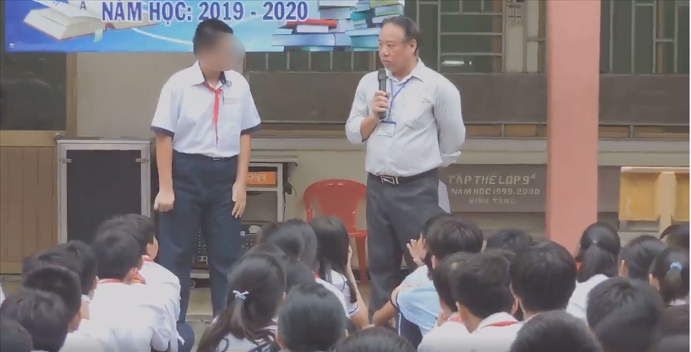 Em N.H.M.Q trong buổi cảnh cáo trước toàn trường. Ảnh: cắt từ clip