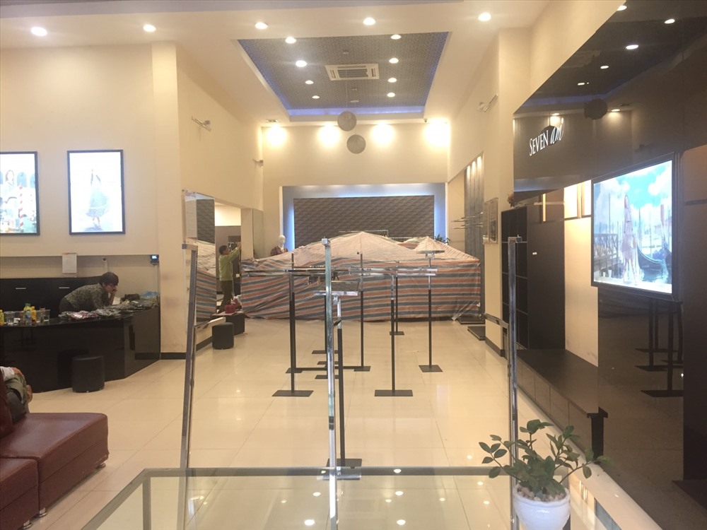 Niêm phong toàn bộ hàng hoá để điều tra, làm rõ vi phạm. Ảnh: Quyên Lưu
