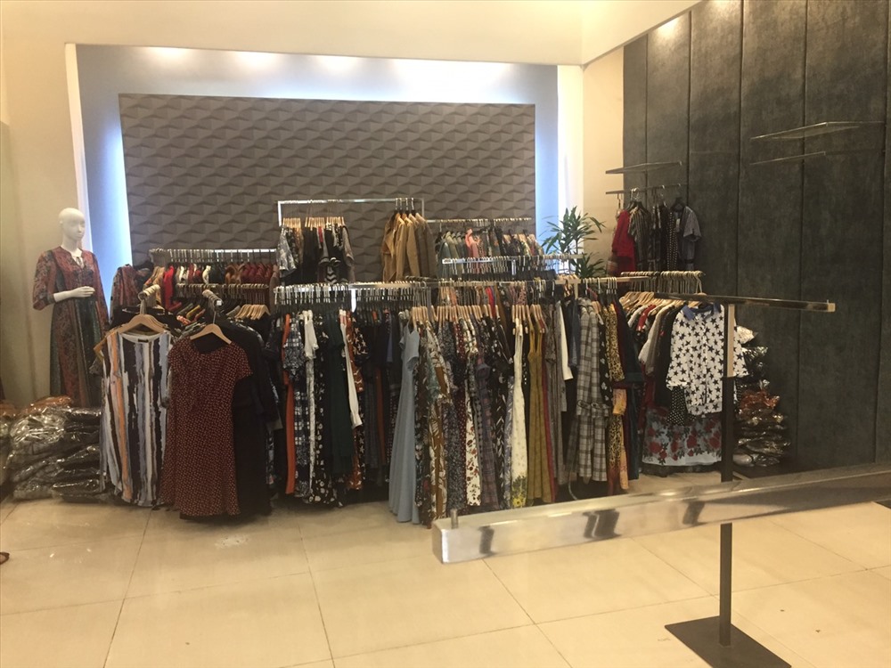 Toàn bộ số hàng hóa được thu giữ tại Cơ sở kinh doanh số 135 Trần Phú, Hà Đông. Ảnh: Quyên Lưu
