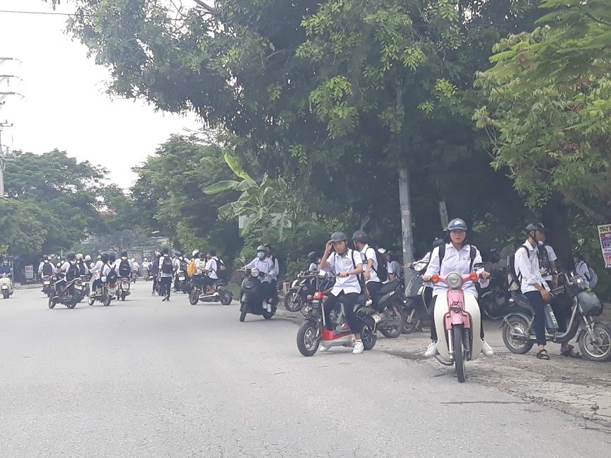 Rất nhiều học sinh sử dụng xe máy là phương tiện tới trường. Ảnh: TN