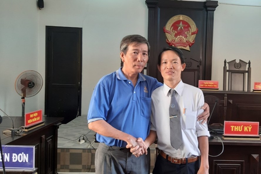 Ông Dũng (trái ảnh) cảm ơn luật sư của Trung tâm tư vấn pháp luật Công đoàn tỉnh Đồng Nai vì đã hỗ trợ người lao động thắng kiện. Ảnh: HAC