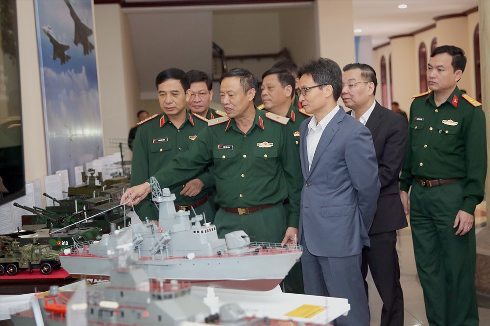 Phó thủ tướng Vũ Đức Đam tham quan mô hình sản phẩm KHCN trưng bày tại hội nghị. Ảnh: VGP/Đình Nam