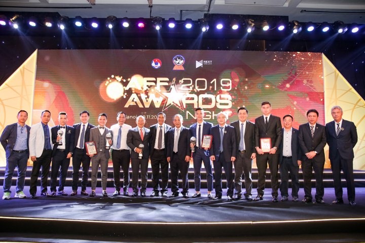 Lãnh đạo VFF chụp ảnh cùng ông Park và các cầu thủ. Ảnh: VFF