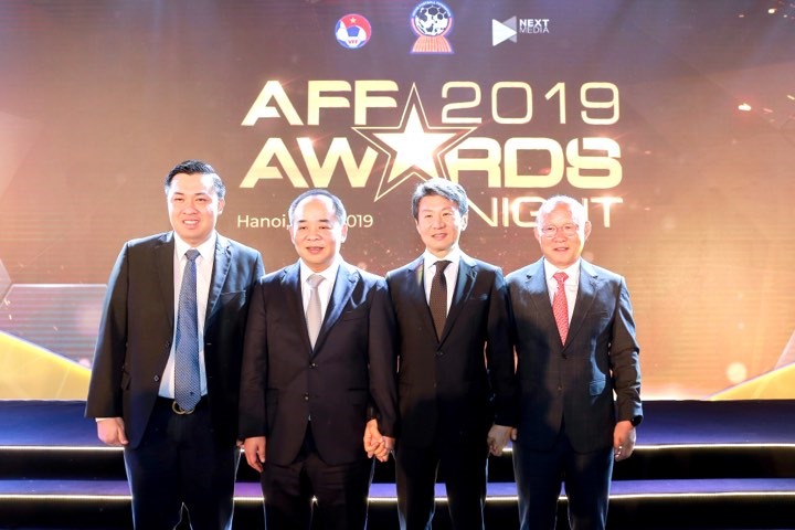 Chủ tịch Liên đoàn bóng đá Hàn Quốc Chung Mong-gyu chụp ảnh với lãnh đạo VFF và huấn luyện viên Park Hang-seo tại sự kiện AFF Award Night 2019. Ảnh: VFF