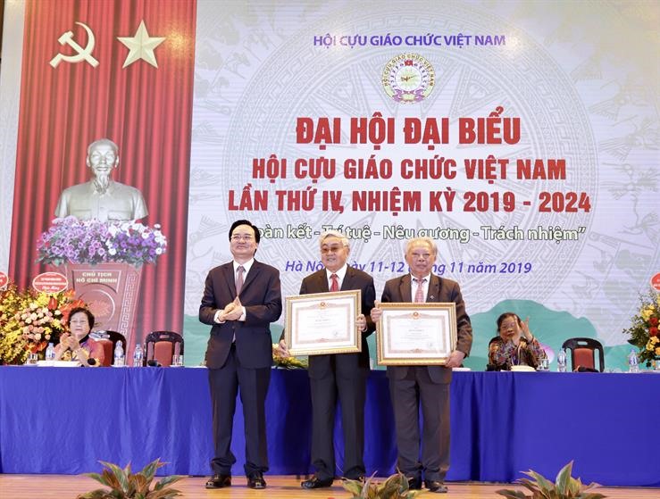 Thừa ủy quyền của Thủ tướng Chính phủ, Bộ trưởng Phùng Xuân Nhạ trao Bằng khen của Thủ tướng Chính phủ cho Hội Cựu giáo chức Việt Nam và Chủ tịch Hội Cựu giáo chức Việt Nam Phạm Minh Hạc