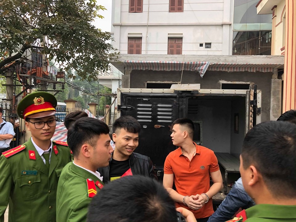 Từ 7h, hàng trăm người tập trung tại tòa để theo dõi phiên xử. Lực lượng cảnh sát bố trí 3 vòng và kiểm soát chặt người vào tòa.