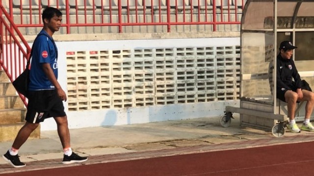Trợ lí Issara Sritaro, cựu HLV U19 Thái Lan sẽ nhận nhiệm vụ do ông Nishino giao phó. Ảnh: Siam Sport