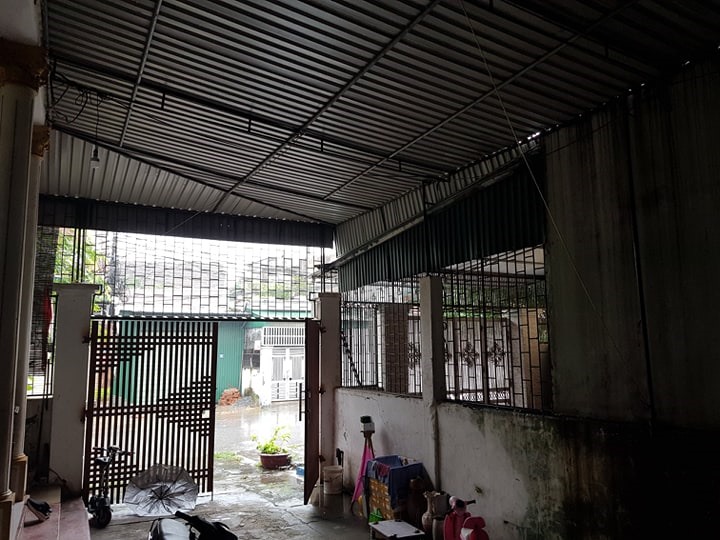 Mái che một hộ dân xuống cấp nhưng không được thay mới. Ảnh: PV