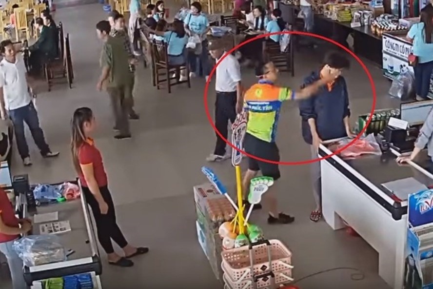 Thượng úy Nguyễn Xô Việt tát vào mặt nhân viên trạm dừng nghỉ. Ảnh cắt từ clip.