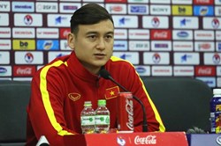 Đấu UAE, thủ môn Đặng Văn Lâm cười ẩn ý nói "chỉ biết cố gắng hết sức mình"