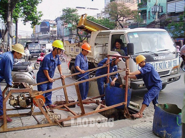 Nói về công tác sửa chữa cống, ông Trường cho biết: “Khi sửa chữa các tuyến cống vòm phải canh nước triều cường để công nhân có thể xuống cống. Đặc biệt tuyến cống vòm được xây bằng gạch, khi gia cường yêu cầu thao tác của công nhân phải kĩ để đào lên trám lại, không ảnh hưởng đến các khu vực xung quanh. Trước khi xuống cống, đảm bảo gia cường, chống đỡ thành vách an toàn“.
