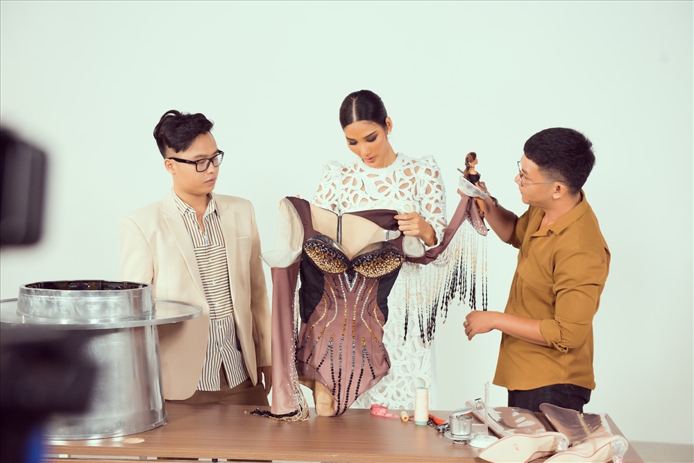 Không những vậy, một bộ trang phục còn bị Hoàng Thùy nhận xét: “Em không hề thấy nó đẹp và em cũng không thích nó luôn!”. Ảnh: Quang Đức.