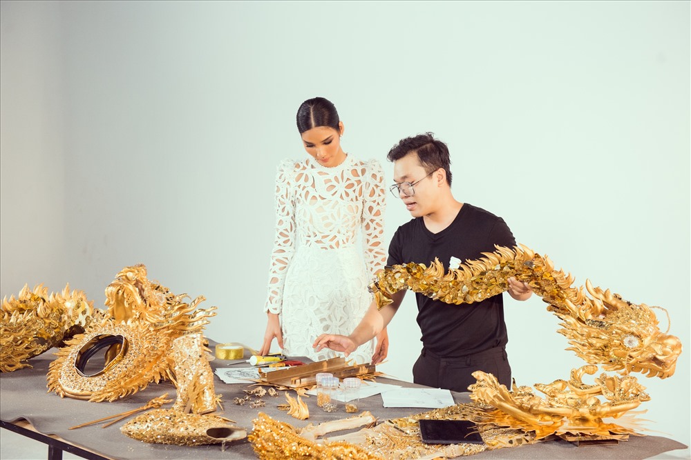 Hoàng Thùy đã phải rất chật vật để có thể thử hết cả ba bộ trang phục truyền thống. Ảnh: Quang Đức.