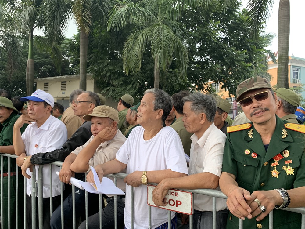 Tổng thư ký VFF Lê Hoài Anh cho biết, tổng số vé bán cho thương binh mỗi trận đấu là 500 vé. Tuy nhiên, theo ghi nhận, đã có hàng nghìn người đến xếp hàng đăng ký mua vé.
