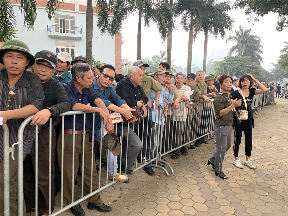 Dân phe vé cũng bắt đầu tiếp cận các đối tượng này để mua lại vé.