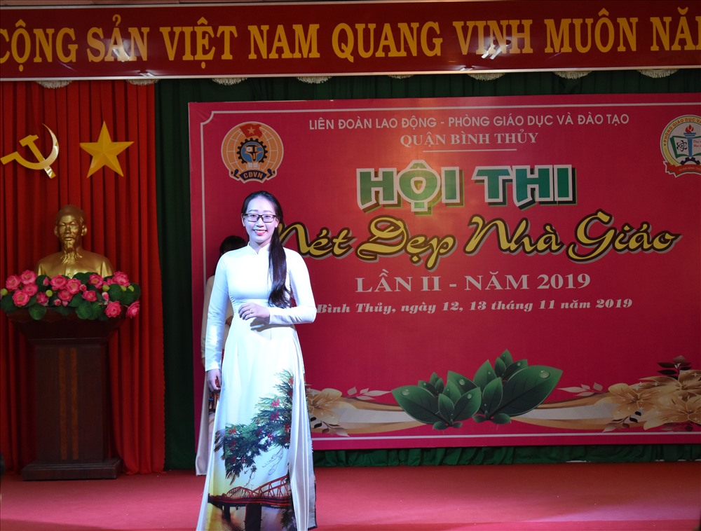 Biểu diễn trang phục áo dài truyền thống tại hội thi. Ảnh: Thành Nhân.