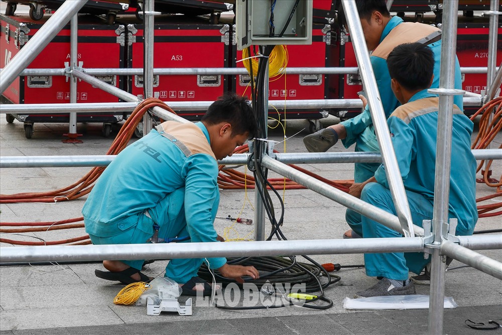 Các công nhân điện lực cũng đang ráo riết chuẩn bị cho công đoạn cuối cùng