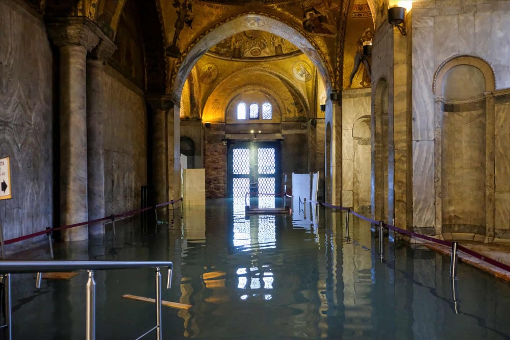 Người dân sở tại và du khách chật vật khi Venice ngập lụt trong đợt triều cường chưa từng thấy trong vòng 50 năm ở thành phố nổi tiếng. Ảnh: The Guardian.