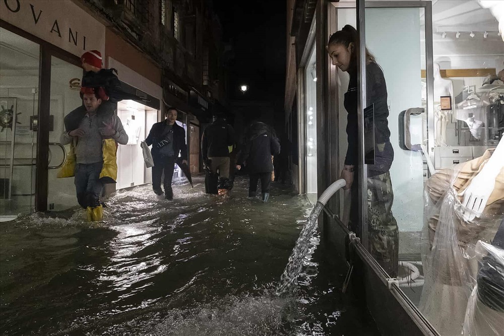 Người dân sở tại và du khách chật vật khi Venice ngập lụt trong đợt triều cường chưa từng thấy trong vòng 50 năm ở thành phố nổi tiếng. Ảnh: The Guardian.