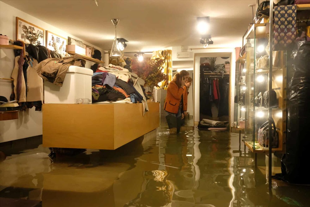 Người dân sở tại và du khách chật vật khi Venice ngập lụt trong đợt triều cường chưa từng thấy trong vòng 50 năm ở thành phố nổi tiếng. Ảnh: The Guardian.