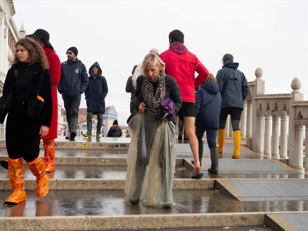 Người dân sở tại và du khách chật vật khi Venice ngập lụt trong đợt triều cường chưa từng thấy trong vòng 50 năm ở thành phố nổi tiếng. Ảnh: The Guardian.