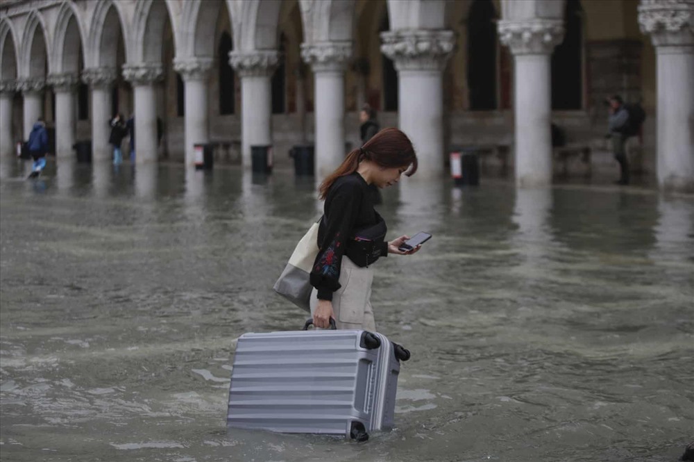 Người dân sở tại và du khách chật vật khi Venice ngập lụt trong đợt triều cường chưa từng thấy trong vòng 50 năm ở thành phố nổi tiếng. Ảnh: The Guardian.