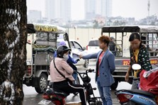 Trước trận Việt Nam - UAE: Phe vé "hét" giá 5 triệu đồng/1 cặp