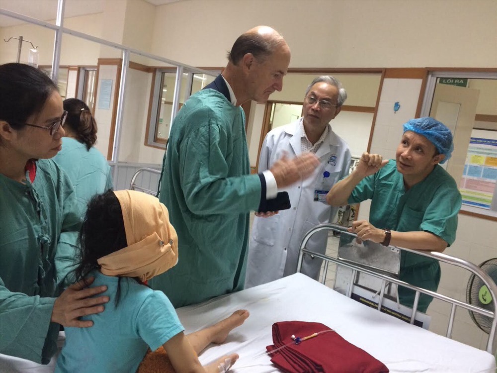 Bệnh nhi đã được phẫu thuật bởi các chuyên gia hàng đầu của BV TƯ Huế và Hoa Kỳ. Ảnh: BV cung cấp.