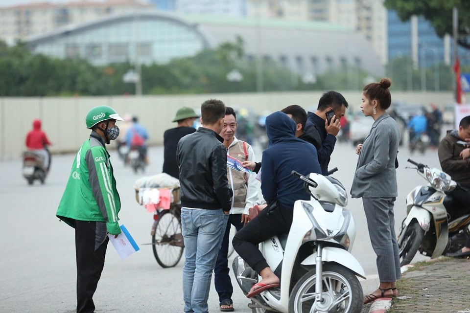 Phe vé hoạt động mạnh trước giờ thi đấu trận Việt Nam - UAE. Ảnh: Hoài Thu