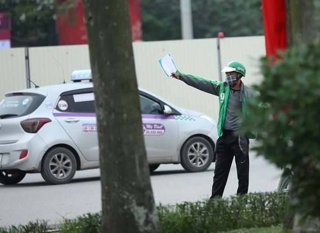 Phe vé chào mời khách tại khu vực sân vận động Mỹ Đình. Ảnh: Hoài Thu