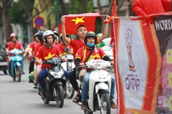 Trước trận Việt Nam - UAE, cổ động viên nhuộm đỏ đường phố Hà Nội