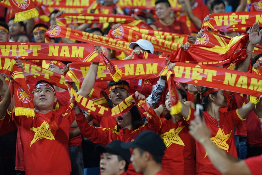 SVĐ Mỹ Đình rực cháy với màu đỏ. Ảnh Sơn Tùng