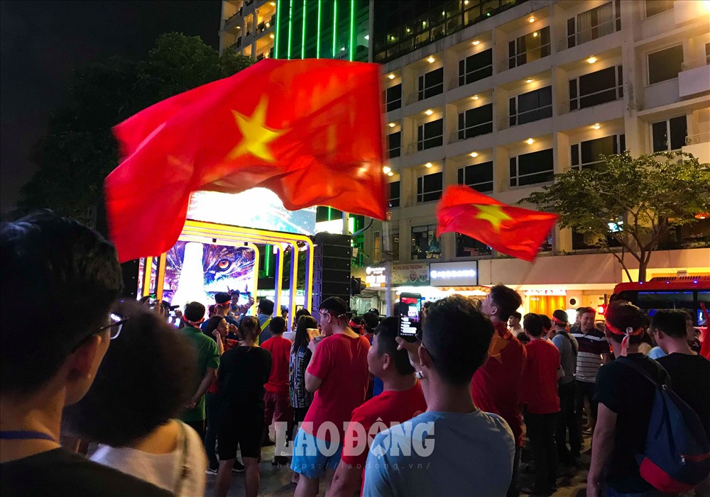 Càng gần thời điểm bắt đầu trận đấu, dòng người đổ về ngày càng đông. Hình ảnh chụp lúc 19h.