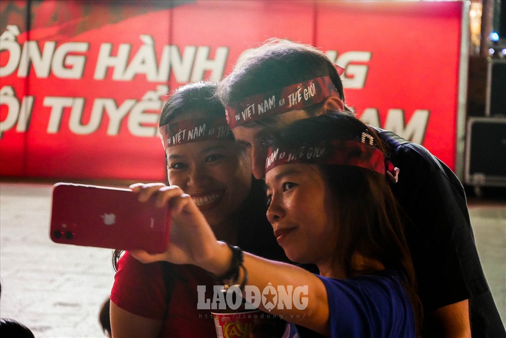Đồng quan điểm, Đặng Minh Vân (cổ động viên đến từ quận 4, TPHCM) nói: “Tôi rất hy vọng tuyển Việt Nam sẽ có trận đấu cống hiến và cháy hết mình. Nếu hôm nay đánh bại UAE, Việt Nam dư sức hạ gục Thái Lan vào ngày 19 tới. Việt Nam cố lên!“.