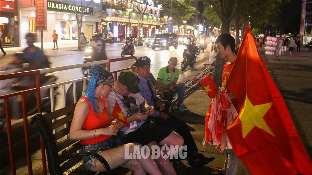 Nhiều người tận dụng thời cơ bán các mặt hàng như băng rôn, cờ, áo in hình cờ đỏ sao vàng...