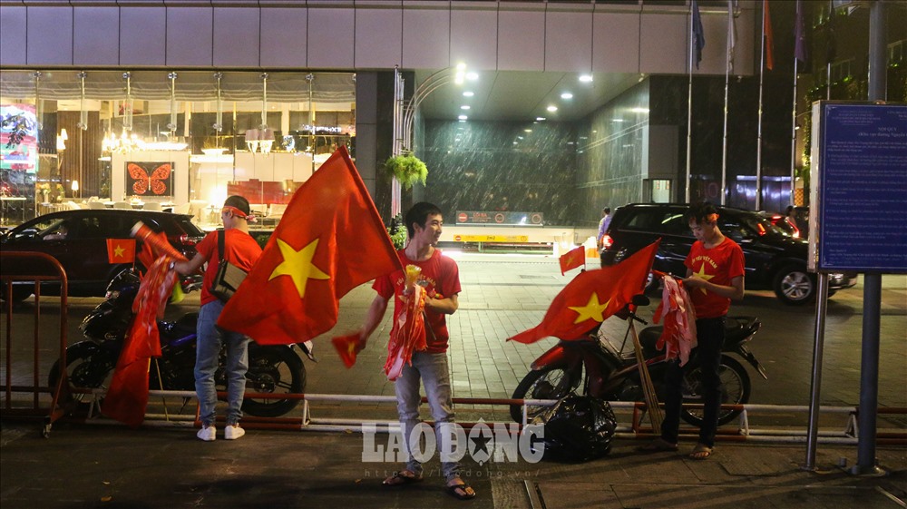 Nhiều người tận dụng thời cơ bán các mặt hàng như băng rôn, cờ, áo in hình cờ đỏ sao vàng...