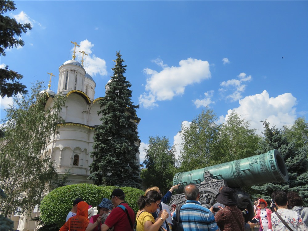 Du khách tham quan Cung điện Kremlin, Moskva. Ảnh: Nguyễn Thị Thùy Ân