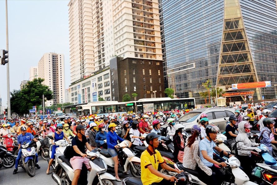 Những bình chữa cháy được đặt rất sơ sài trong các hầm chung cư có đến hàng nghìn lượt xe gửi mỗi ngày. Ảnh: PV
