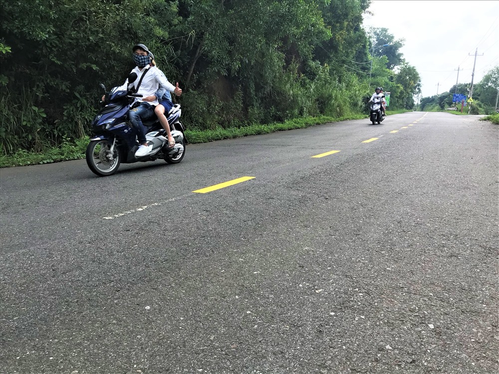 Tuy vậy, trong ngày đầu tiên áp dụng lệnh cấm vẫn có khá nhiều xe tay ga lưu thông lên đây, đa phần là các bạn trẻ. Ảnh: B.T