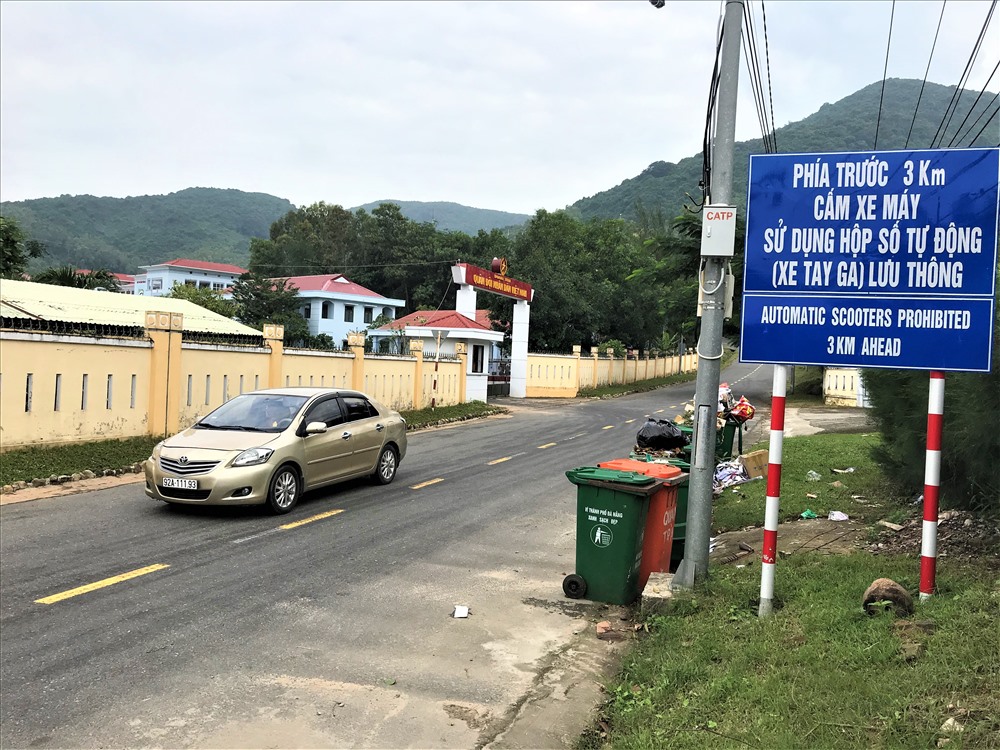 Một biển báo lớn được đặt ngay trước lối lên tham quan đỉnh Bàn Cờ (bán đảo Sơn Trà)... Ảnh: B.T