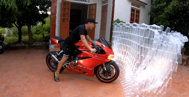 NTN từng nhận “mưa gạch đá” vì làm thử thách với nhựa.