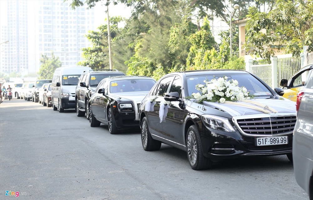 Dàn siêu xe trong lễ rước dâu của Bảo Thy trong đó xe rước dâu là Maybach S600. Ảnh: zing.
