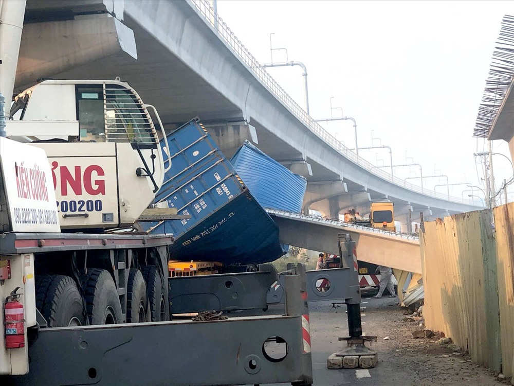 Hiện trường vụ sập dầm cầu bộ hành trên Xa lộ Hà Nội. Ảnh: G.A