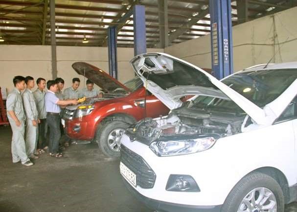 Lớp sửa chữa ô tô của nhà trường. Ảnh: PV