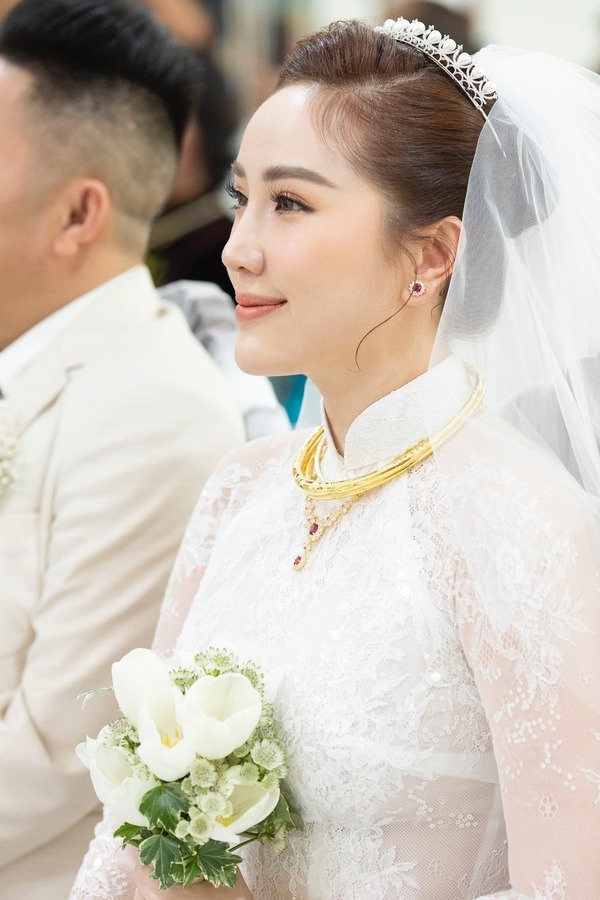 Ít giờ sau đám cưới, Bảo Thy chia sẻ về cảm xúc trong ngày trọng đại. “Ngày bé cũng như các bạn gái khác, Thy luôn mơ mộng mình sẽ gặp được một chàng hoàng tử. Rồi khi đã trưởng thành, nhận thức được ý nghĩa cũng như những giá trị thật trong cuộc sống, Thy lại mong muốn mình sẽ gặp được một người luôn đối xử với mình như một nàng công chúa. Và người mang đến cho Thy cảm giác đặc biệt ấy - chính là anh“, Bảo Thy chia sẻ.