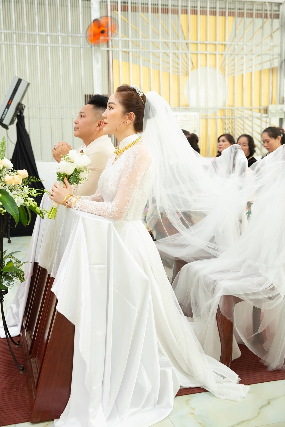 Anh là một người không biết lãng mạn, cũng chẳng biết nói ngôn tình. Chỉ biết rằng anh luôn yêu thương, quan tâm & chăm sóc cho Thy cũng như mọi người xung quanh từ những chuyện nhỏ bé nhất! Anh cực kì tôn trọng và luôn ủng hộ niềm đam mê âm nhạc của Thy nhưng không đồng ý để Thy phải vất vả.. càng không muốn Thy phải nặng nề áp lực với bất cứ một vấn đề gì liên quan đến công việc.. Anh từ một người chỉ biết làm việc, họp - tiếp khách rồi 10h tối off fone đi ngủ thì sau khi gặp Thy, Anh lúc nào cũng trong trạng thái tìm tòi, bàn bạc với anh trai & bạn thân của Thy để lên lịch trình đưa Thy đi du lịch đến những nơi đẹp nhất, vui nhất chỉ để Thy có được giấc ngủ ngon và một tinh thần thoái mái... Anh cộc tính nhưng trái tim lại rất ấm áp. Khi bên cạnh Anh, Thy có cảm giác mình rất bé bỏng & cực kì an toàn.