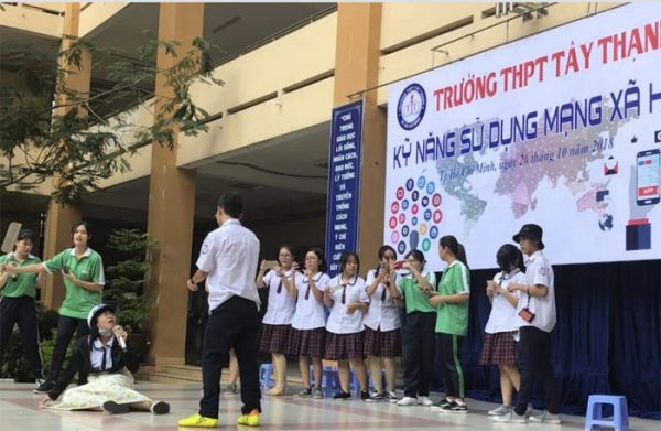 Thầy và trò trường THPT Tây Thạnh (Tp. Hồ Chí Minh) chia sẻ kỹ năng sử dụng mạng xã hội. Ảnh: GD TP. HCM